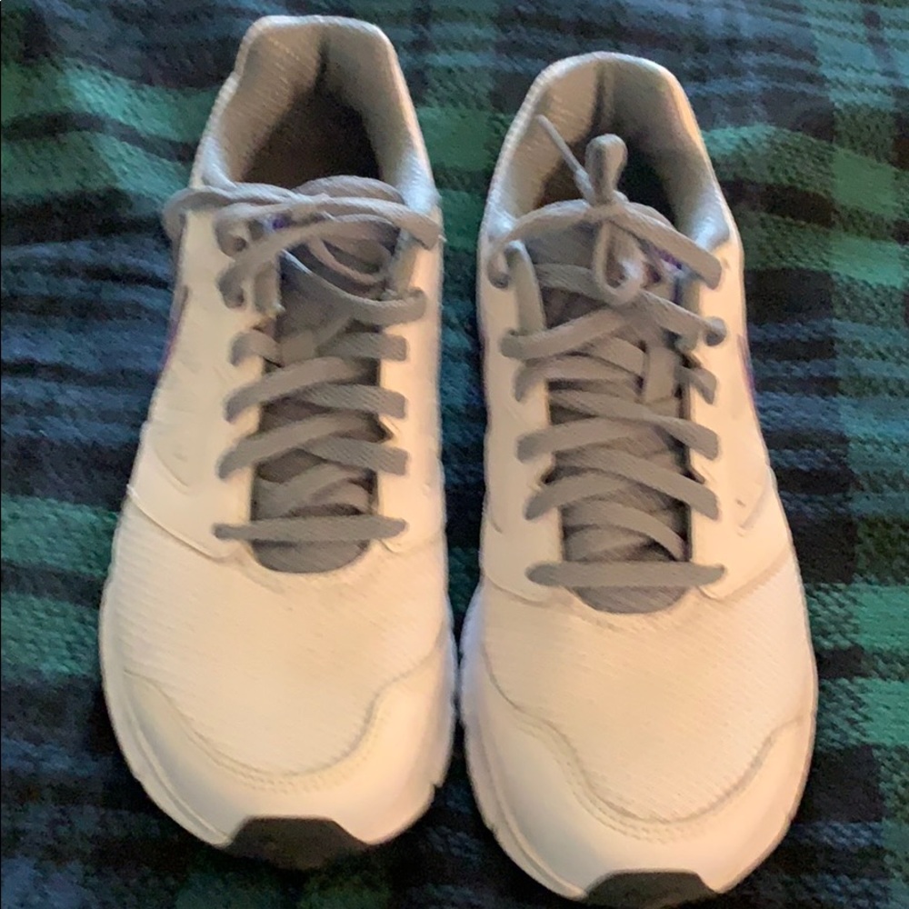 Nike tennis shoes size 7  1/2 tru to size NWOT